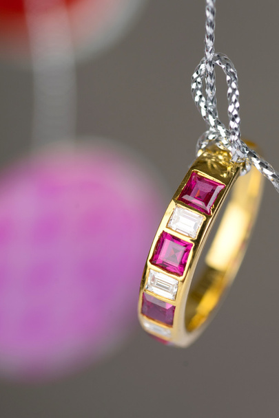χρυσό δαχτυλίδι με τετράγωνο διαμάντι ρουμπίνι  - Φωτογραφία, εικόνα