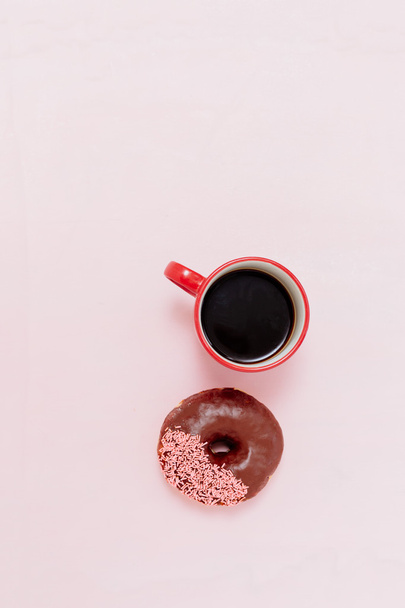 breakfast with donut and coffee - Foto, afbeelding