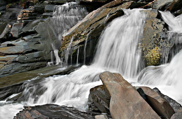 Cachoeira velada em vale rochoso nas montanhas
. - Foto, Imagem