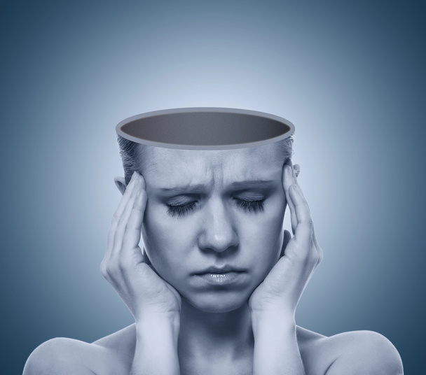 Понятие головной боли. вскрыть череп женщины с болью
 - Фото, изображение