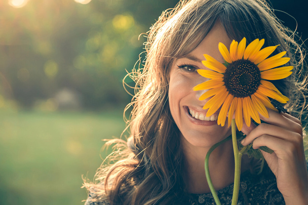 Dívka v parku o rozloze tvář s slunečnice - Fotografie, Obrázek