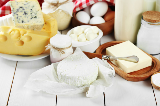 Zestaw świeżych produktów mlecznych na biały drewniany stół - Zdjęcie, obraz