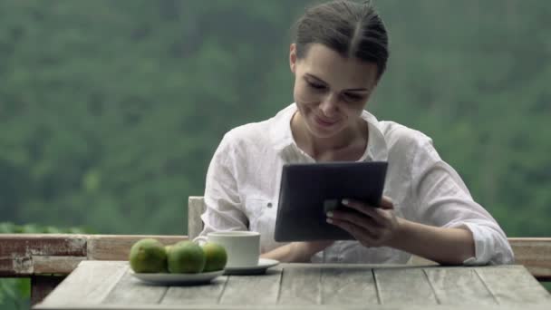 woman using tablet computer - Materiaali, video