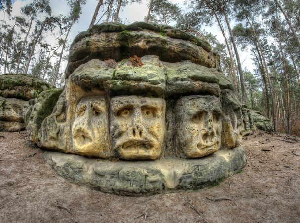 Têtes de pierre bizarre - Sculptures rupestres
 - Photo, image