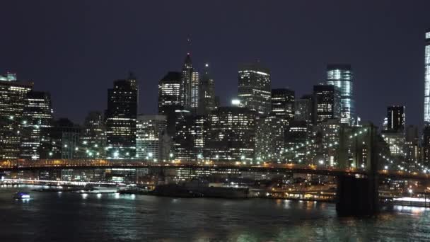 Manhattan por la noche vista típica - MANHATTAN, NUEVA YORK / USA 25 DE ABRIL DE 2015
 - Metraje, vídeo