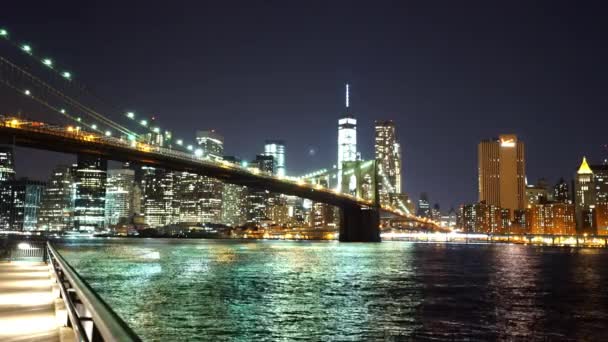 Hudson Nehri - Manhattan, New York/ABD üzerinde 25 Nisan 2015 yansıtan Manhattan şehir ışıkları - Video, Çekim