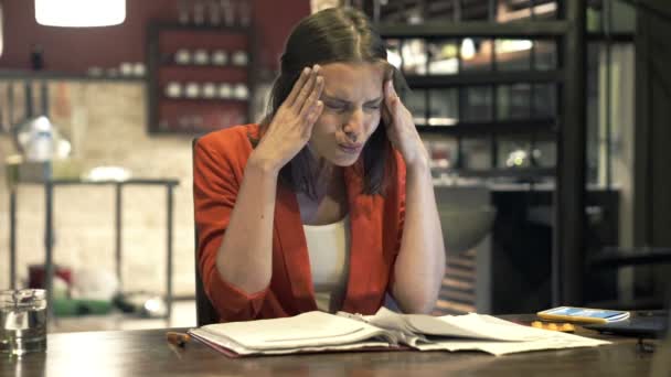 Tired businesswoman having head pain - Πλάνα, βίντεο