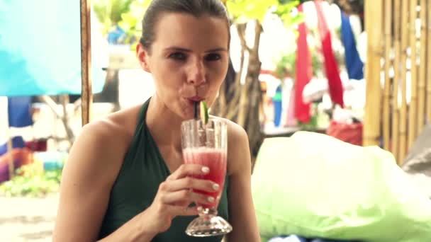 woman drinking cocktail - Materiał filmowy, wideo