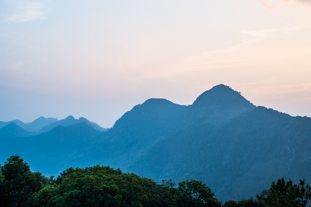 dağda, Doi Ang Khang günbatımı ışığı. - Fotoğraf, Görsel