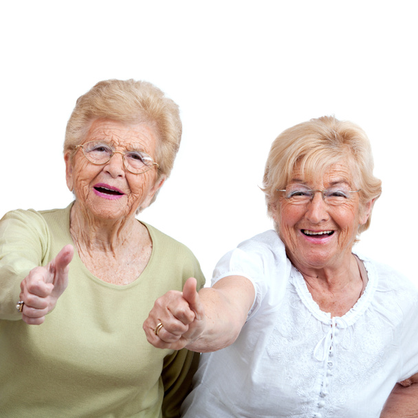 zwei ältere Frauen zeigen Daumen nach oben. - Foto, Bild