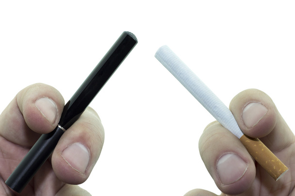 Електронна сигарета відбулася в пальці проти сигарет, що відбулася в пальці - Фото, зображення
