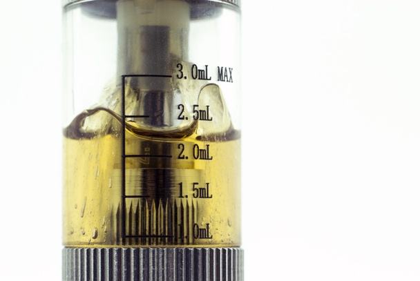 Γκρο πλαν του e-τσιγάρο δεξαμενή με μετρήσεις ml - Φωτογραφία, εικόνα