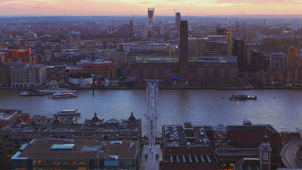 Folyó Thames London és a Millennium Bridge az esti órákban - felülnézet - Felvétel, videó