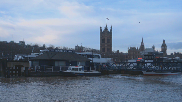 A Parlament és a folyó Thames London házak - Felvétel, videó