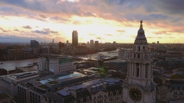 London látképére este - Felvétel, videó