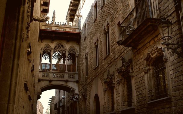 gotische brug in barri gotic, barcelona - Foto, afbeelding