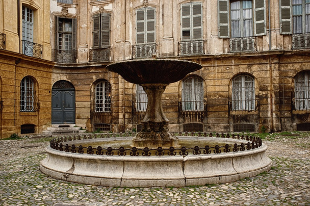 Fuente en la plaza Albertas, Aix-en-Provence, Francia
 - Foto, Imagen