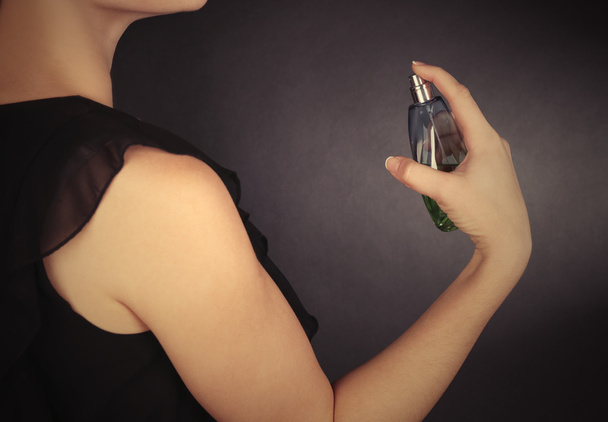 woman applying perfume  - Фото, зображення