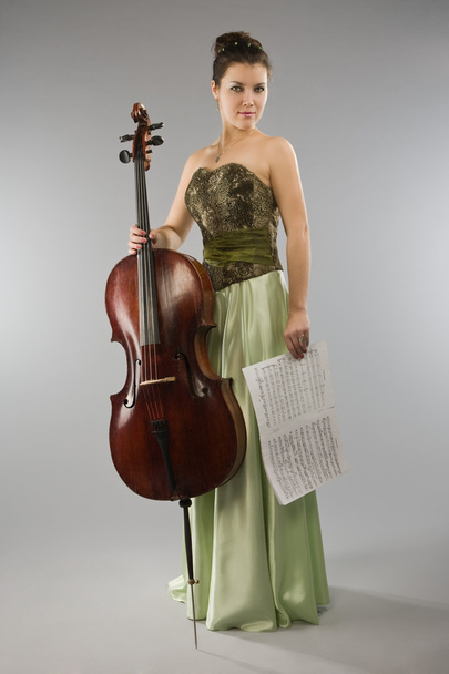 Красивая женщина с виолончелью и счетом
 - Фото, изображение