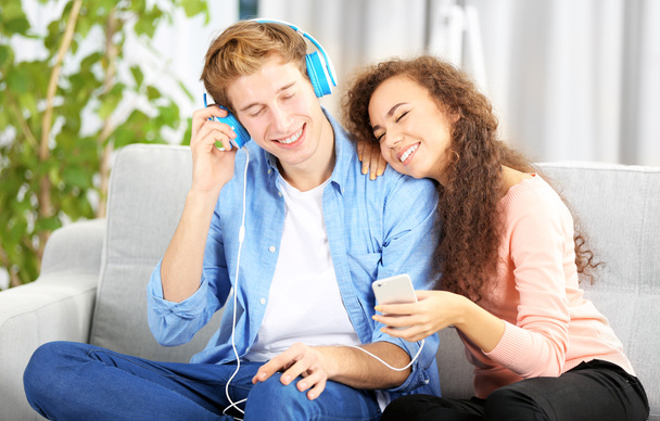 Teenager couple listening to music - Foto, Bild