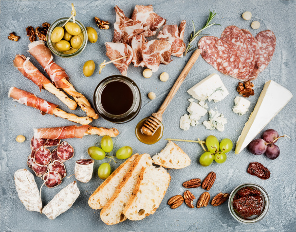 Cheese and meat appetizer selection - Foto, Imagen