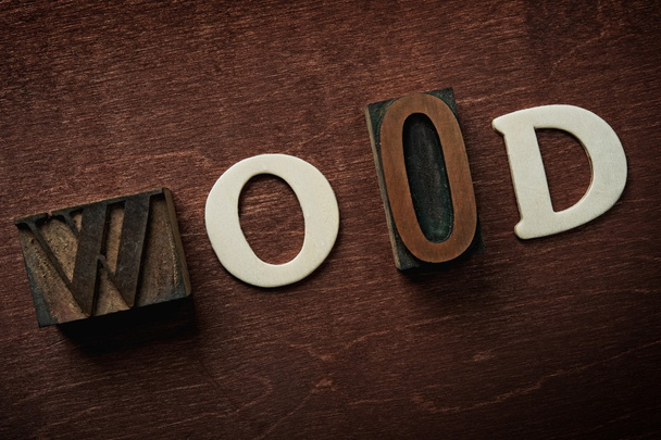 La palabra madera escrita sobre fondo de madera
 - Foto, imagen