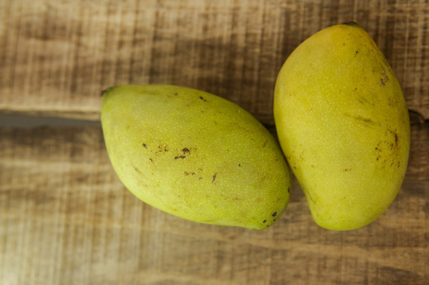 Lähikuva Kaksi mangoa puinen pöytä
 - Valokuva, kuva