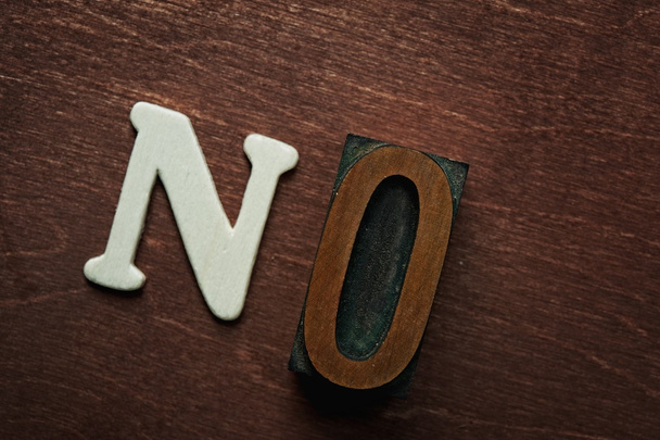 Слово "нет" на деревянном фоне
 - Фото, изображение