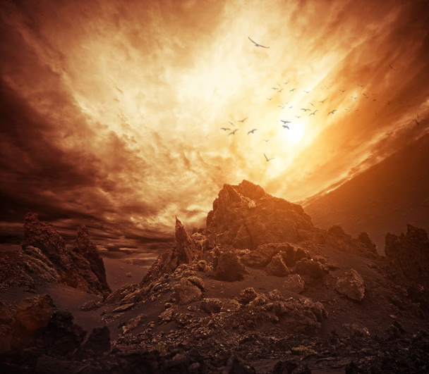 Cielo dramático sobre rocas
 - Foto, Imagen
