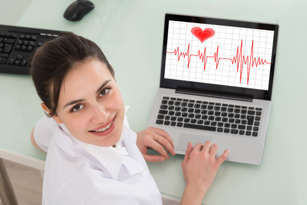 Female Doctor With Heartbeat - Фото, зображення