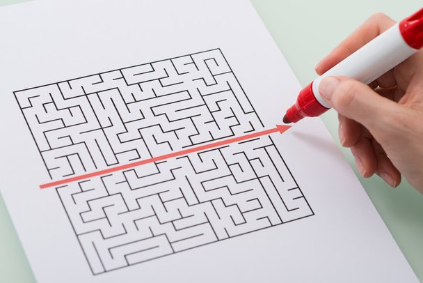 Hand Drawing Straight Line Over Maze - Foto, Imagen