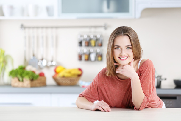 Young woman in the kitchen - Foto, afbeelding