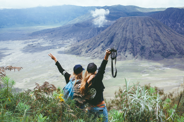 femmes debout regardant volcan
 - Photo, image