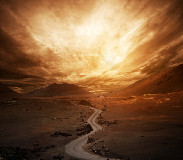 Dramatyczne niebo nad drogą w dolinie - Zdjęcie, obraz