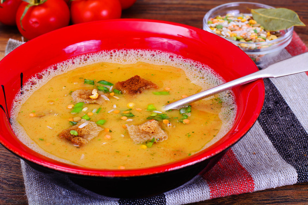 Здоровая и диетическая пища: суп с чечевицей, сельдерей
. - Фото, изображение