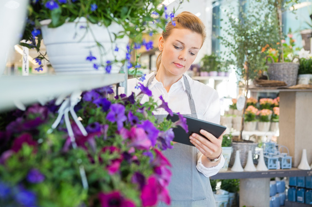 Woman Using Digital Tablet In Flower Shop - Φωτογραφία, εικόνα