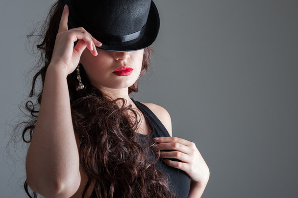 Meisje met cabaret hoed - Foto, afbeelding