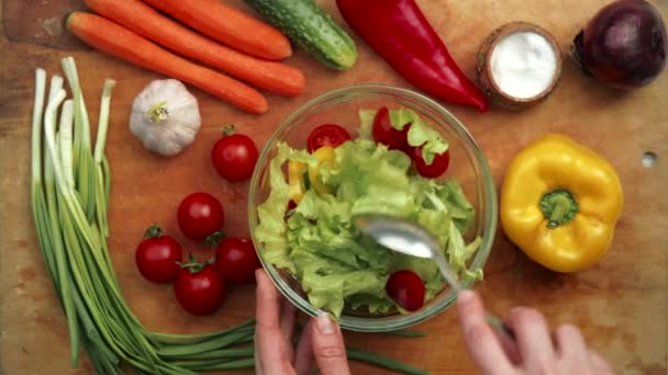 Προετοιμασία σαλάτα στην κουζίνα - Πλάνα, βίντεο