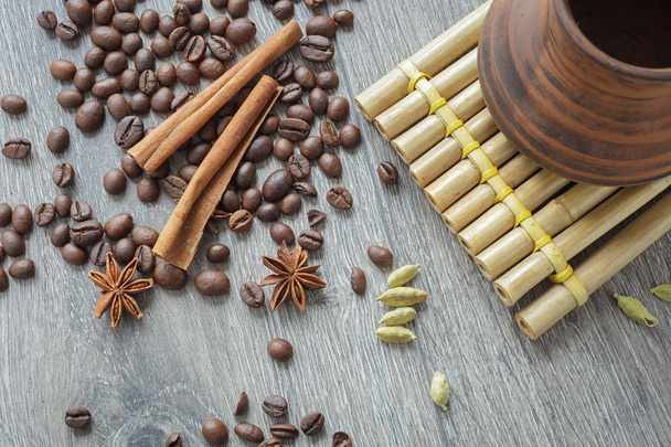 granos de café y especias en una mesa de madera - Foto, Imagen