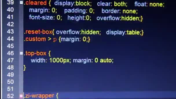 Hexadecimale code die wordt uitgevoerd op een computerscherm. Close-up shot. Ondiepe diepte. - Video
