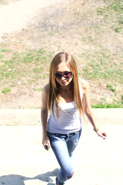 Woman in jeans and dark glasses - Foto, imagen