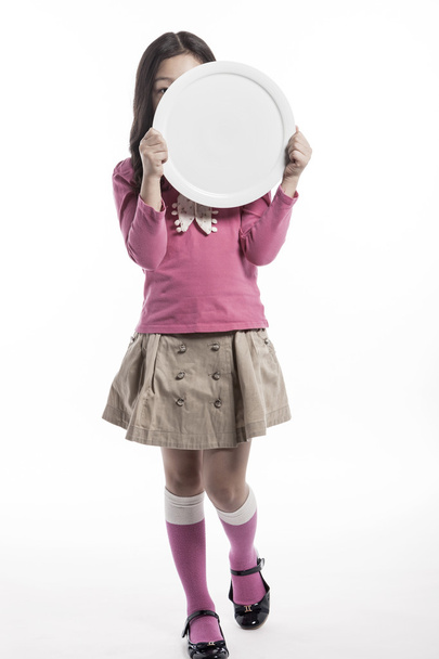 Μια girl(kid) κρατώντας ένα άσπρο πιάτο - Φωτογραφία, εικόνα