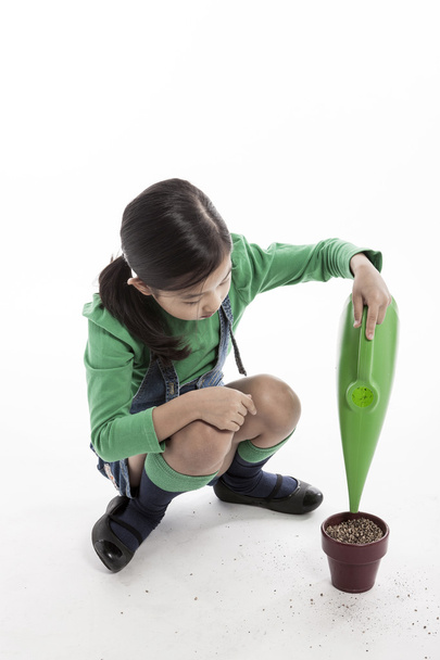 Öntözés eszköz és virág pot gyerekkel - Fotó, kép