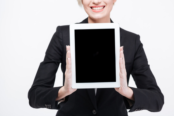 Happy businesswoman showing blank tablet computer screen - Zdjęcie, obraz