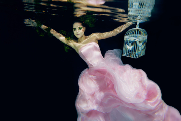  Kobieta w długiej różowej sukni pod wodą - Zdjęcie, obraz