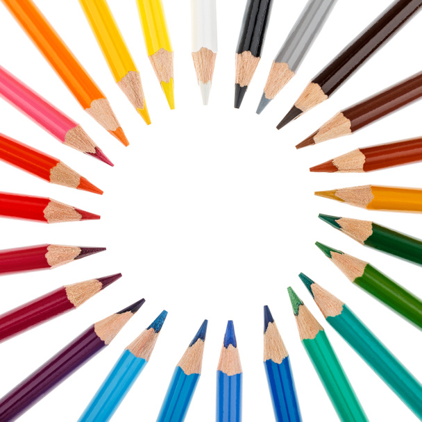 Χρωματιστά μολύβια στοιβάζονται σε ένα κύκλο που απομονώνονται σε λευκό φόντο - Φωτογραφία, εικόνα