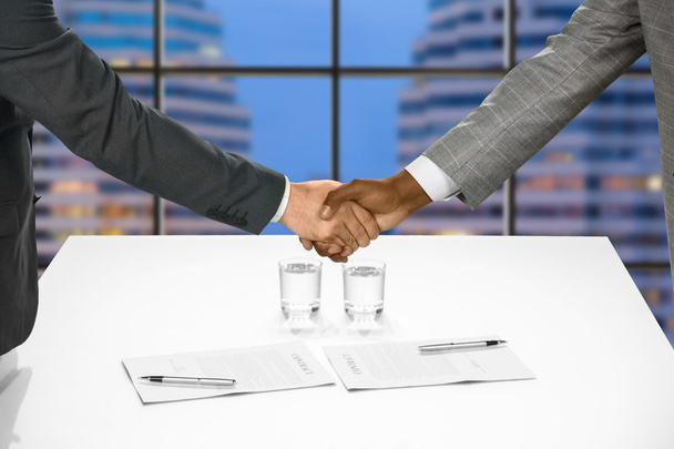 Negocios apretón de manos después de firmar papeles
. - Foto, imagen