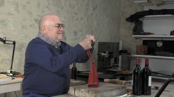 mastro artigiano della pelletteria al lavoro
 - Filmati, video