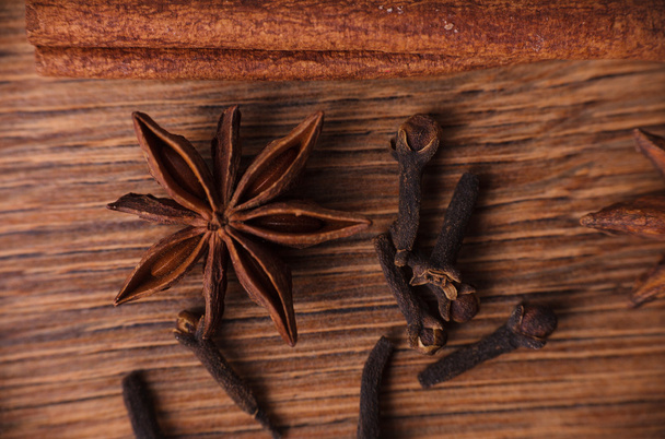 Closeup of cinnamon sticks and chocolate - Foto, afbeelding