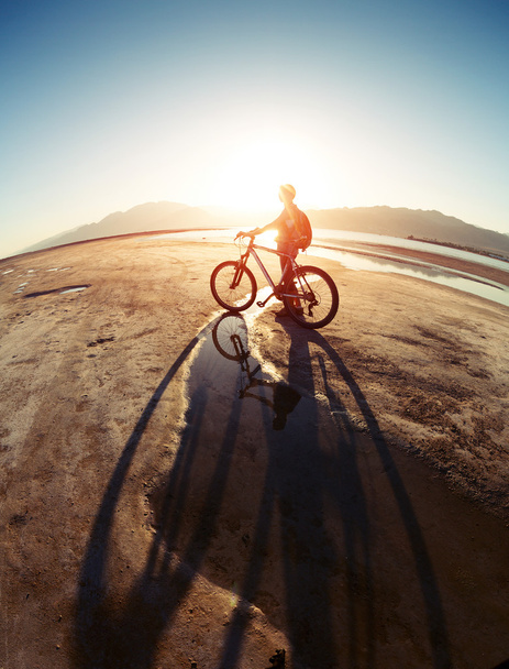 Nainen polkupyörän kanssa
 - Valokuva, kuva